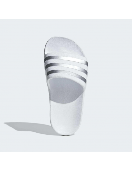 Chanclas Adidas Adilette Aqua Blanca y Plata - Estilo y Comodidad para tus Días de Verano (F35555).