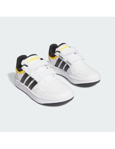 Zapatillas Adidas Hoops 3.0 Blanca Negras y Detalles Amarillos con Velcro | Estilo y Comodidad para Niños (IF5316).