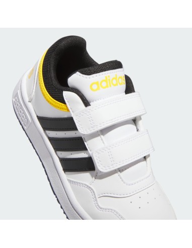 Zapatillas Adidas Hoops 3.0 Blanca Negras y Detalles Amarillos con Velcro | Estilo y Comodidad para Niños (IF5316).