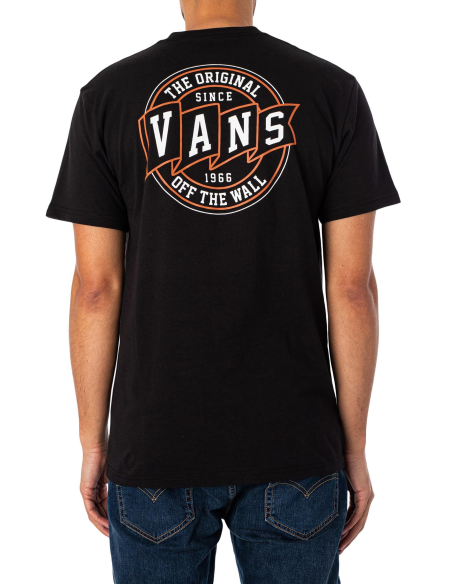 Camiseta Vans Pennant Negra | Estilo y Comodidad Urbana (VN000HXBBLK).