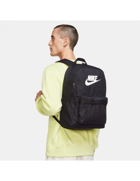 Mochila Negra Nike | Estilo y Funcionalidad para el Día a Día (DC4244-010). Mochila Negra Nike | Estilo y Funcionalidad para el Día a Día (DC4244-010).