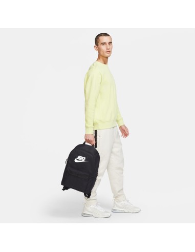 Mochila Negra Nike | Estilo y Funcionalidad para el Día a Día (DC4244-010).