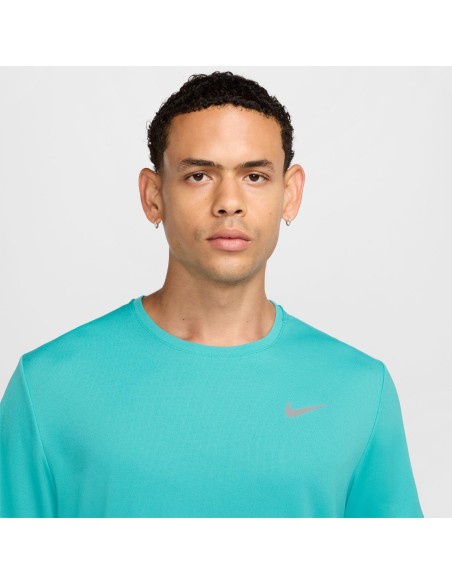 CAMISETA RUNNING TURQUESA NIKE H (DV9315-345).