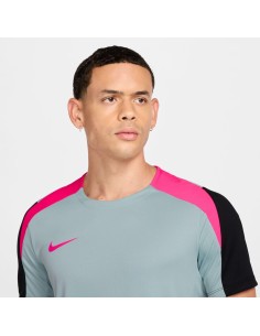 CAMISETA NIKE DETALLES ROSA (FN2399-395). 2